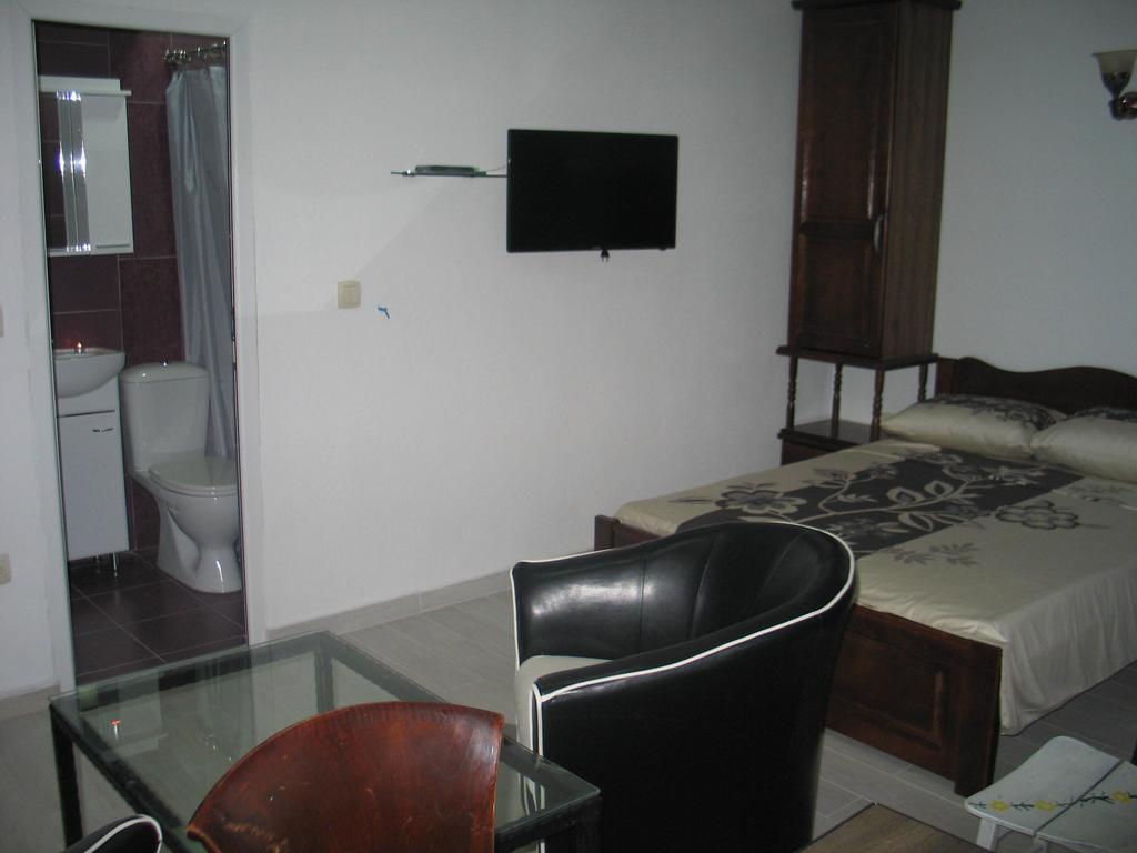 Guest House Dena Dobra Voda Quarto foto