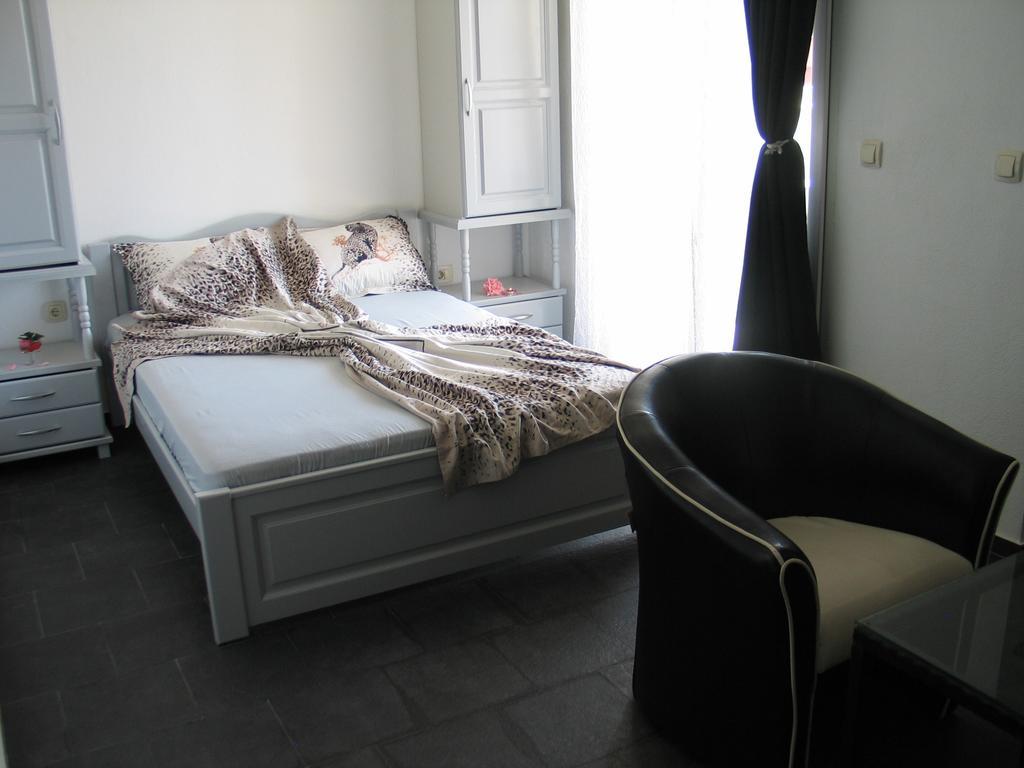 Guest House Dena Dobra Voda Quarto foto