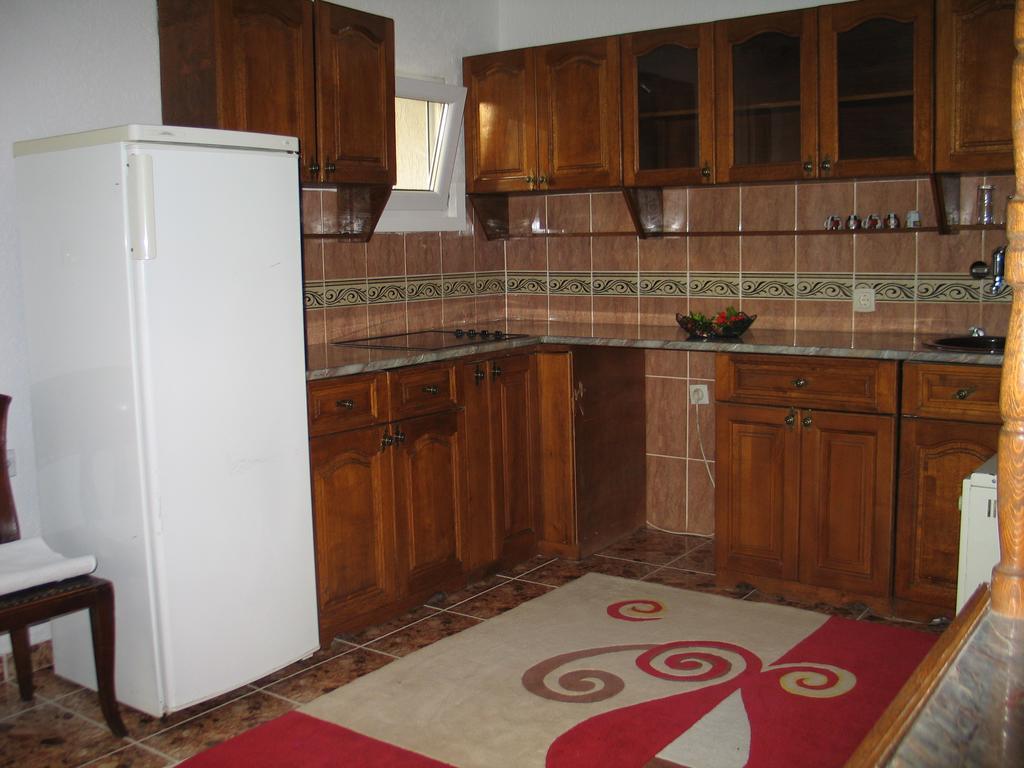 Guest House Dena Dobra Voda Quarto foto